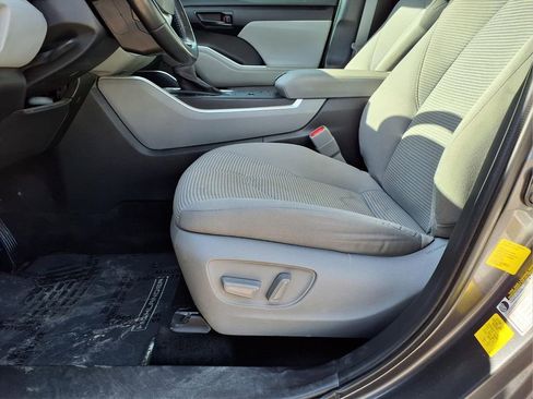 Used 2022 Toyota Highlander LE image 23