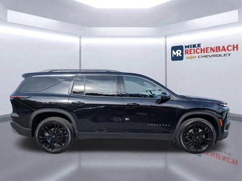 Used 2025 Chevrolet Traverse LT w/ Driver Confidence Package FWD image 3