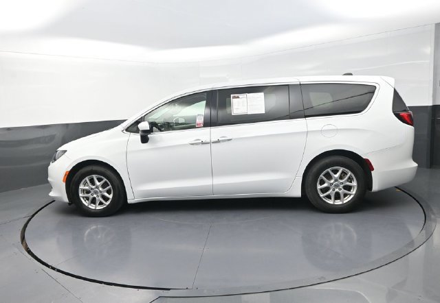 Used 2023 Chrysler Voyager LX FWD image 6