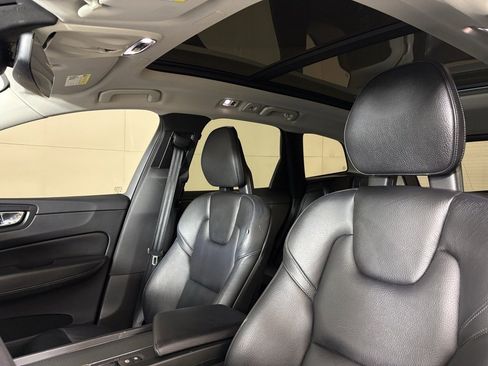 Used 2018 Volvo XC60 T6 Momentum w/ Vision Package image 18