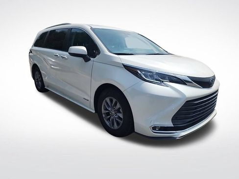 Used 2021 Toyota Sienna XLE FWD image 3