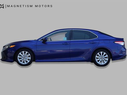 Used 2018 Toyota Camry LE FWD image 2