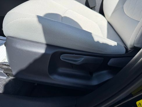 Used 2025 Toyota Corolla Cross LE FWD image 15