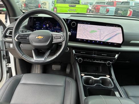 Used 2025 Chevrolet Traverse LT FWD image 4