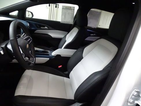 Used 2025 Chevrolet Equinox EV LT image 2