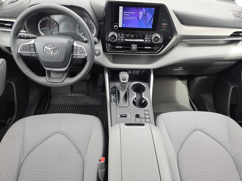 Used 2023 Toyota Highlander LE FWD image 8