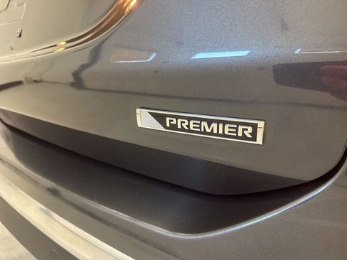 Used 2018 Chevrolet Equinox Premier FWD image 11