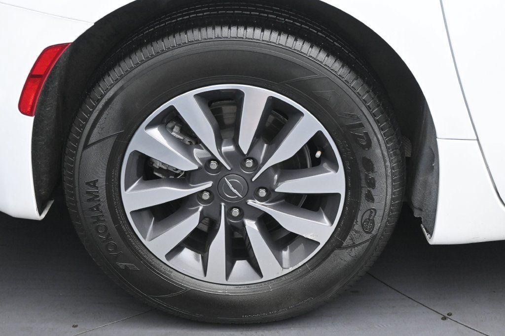 Used 2024 Chrysler Pacifica Limited FWD image 35