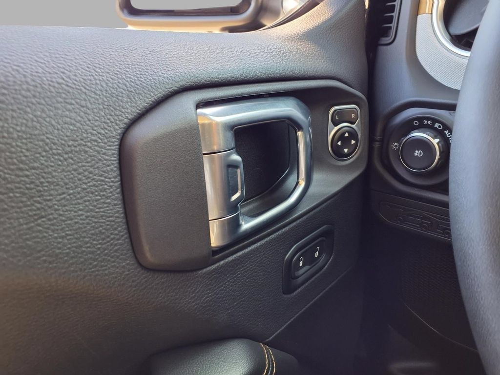 Used 2026 Jeep Wrangler Unlimited Sahara AWD/4WD image 18