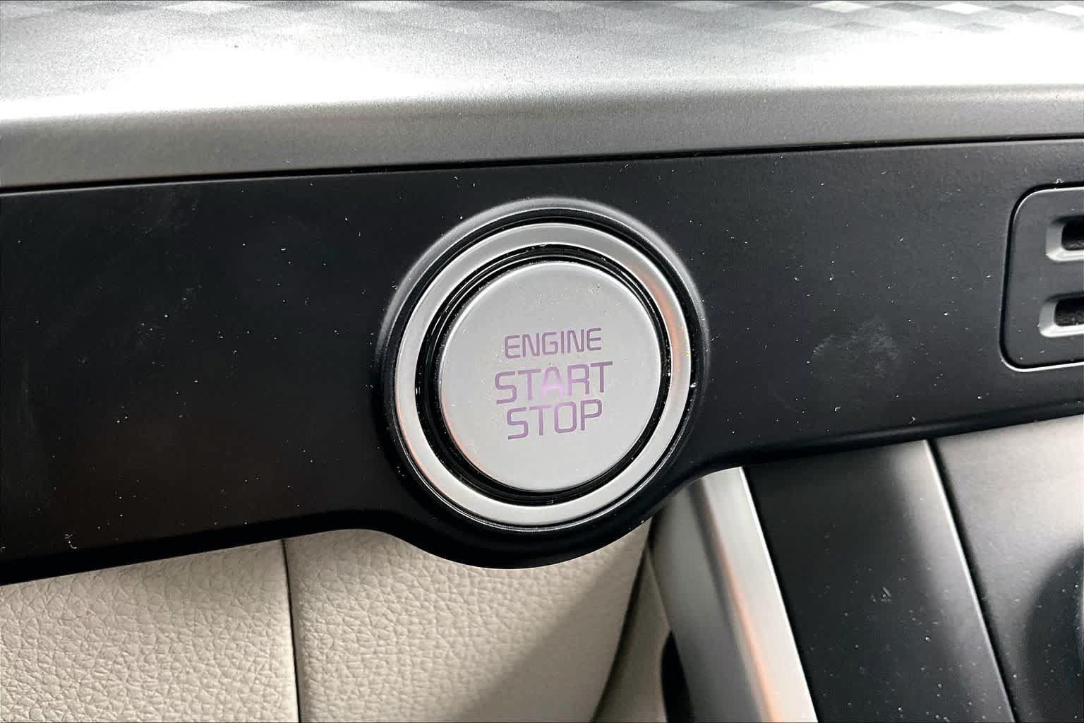 Certified 2023 Kia Carnival LX FWD image 31