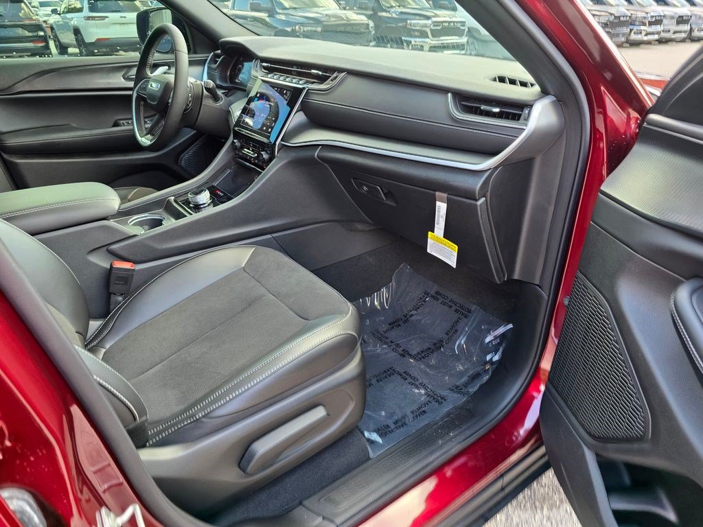 New 2025 Jeep Grand Cherokee Altitude RWD image 30