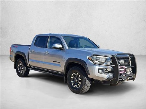 Used 2018 Toyota Tacoma TRD Off-Road AWD/4WD image 3