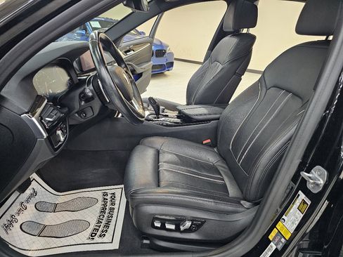 Used 2019 BMW 530e w/ Premium Package image 19