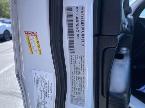 Used 2021 Jeep Grand Cherokee Laredo image 33