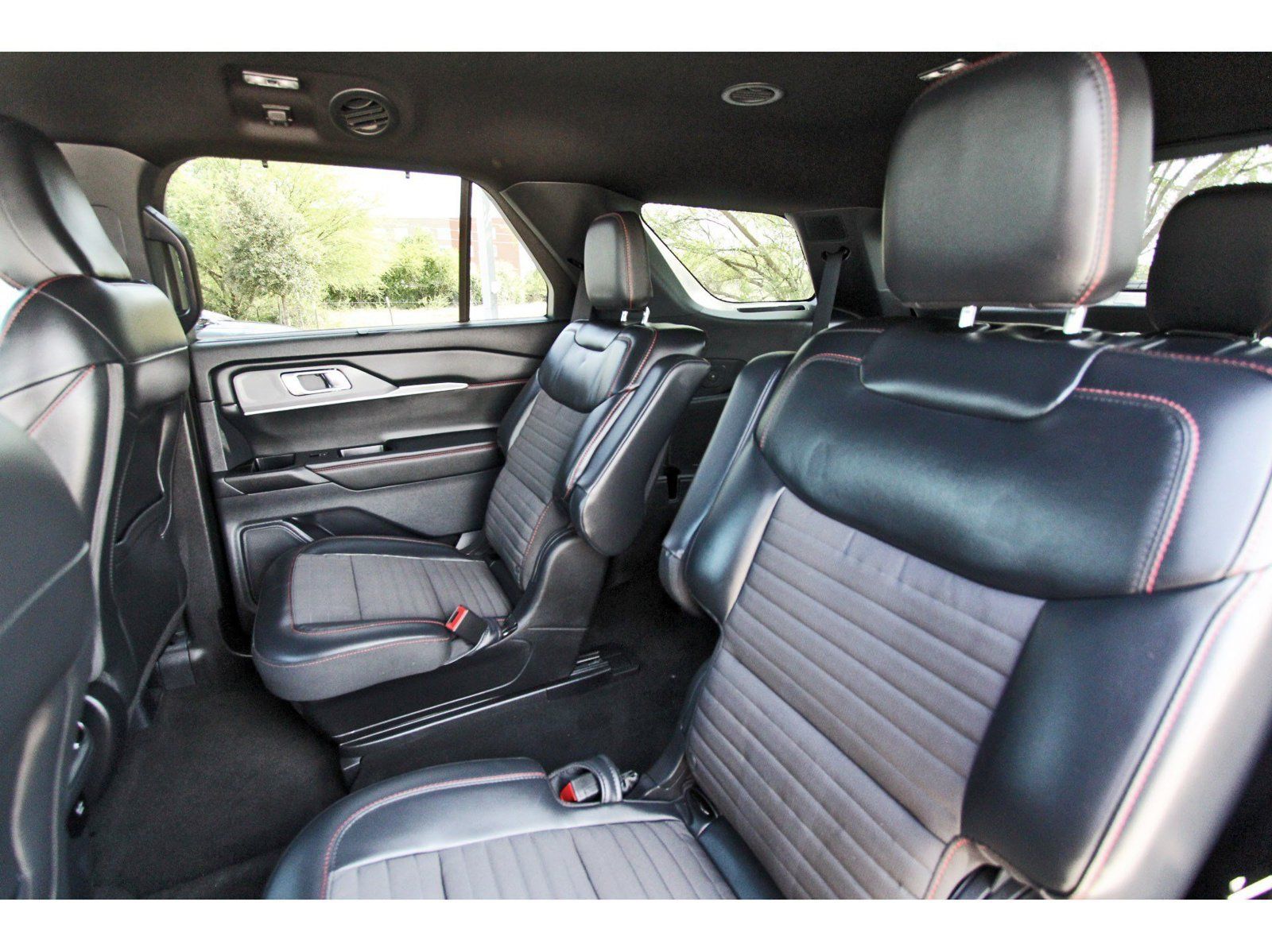 Used 2025 Ford Explorer ST-Line w/ Premium Package RWD image 32
