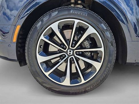 Used 2018 Bentley Bentayga AWD/4WD image 25