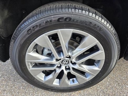 Used 2023 Toyota RAV4 XLE Premium image 11