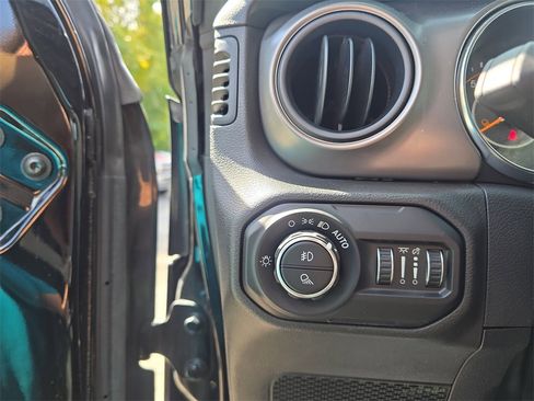 Used 2021 Jeep Gladiator Willys image 14