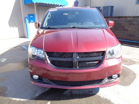 Used 2019 Dodge Grand Caravan SE image 4