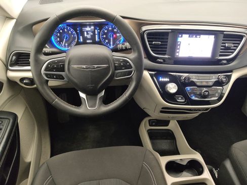 Used 2022 Chrysler Voyager LX FWD image 22