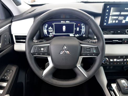 Used 2025 Mitsubishi Outlander AWD image 18
