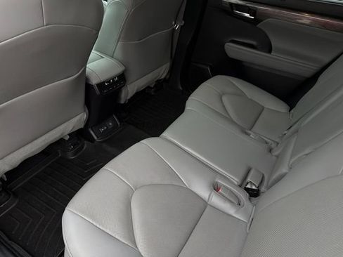 Used 2023 Toyota Highlander Limited FWD image 10