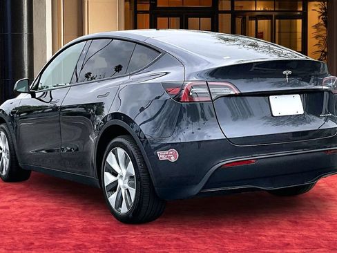 Used 2024 Tesla Model Y Long Range AWD/4WD image 4