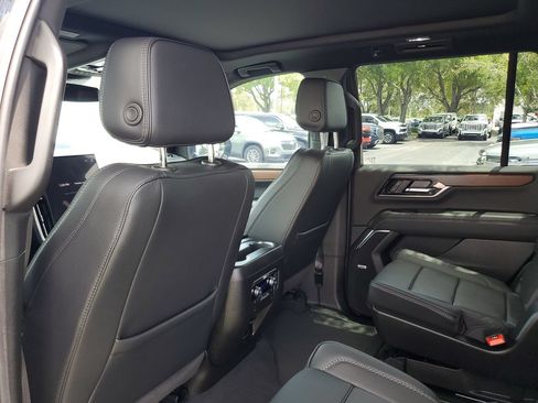 Used 2026 GMC Yukon Denali w/ Sun & Power Step Package AWD/4WD image 9