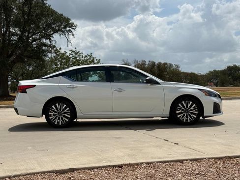 Used 2025 Nissan Altima 2.5 SV FWD image 5
