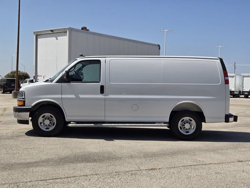 Used 2025 Chevrolet Express 2500 w/ Driver Convenience Package RWD image 4