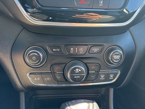 Used 2022 Jeep Cherokee Limited AWD/4WD image 17