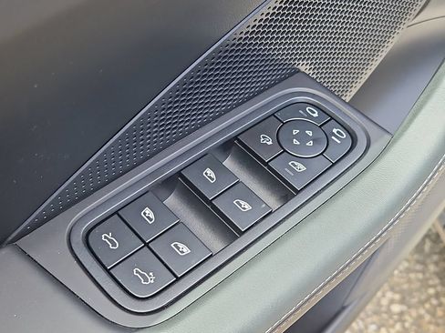 Certified 2025 Porsche Macan 4 Electric AWD/4WD image 31
