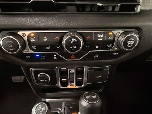 Used 2024 Jeep Wrangler Unlimited w/ Convenience Group AWD/4WD image 24