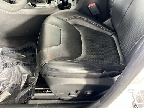 Used 2022 Jeep Cherokee Limited image 18