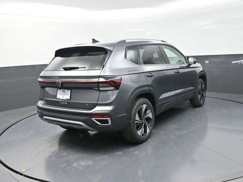New 2026 Volkswagen Taos SE image 8