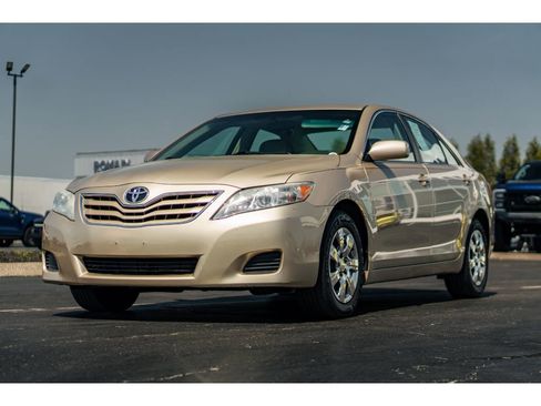 Used 2010 Toyota Camry LE image 2