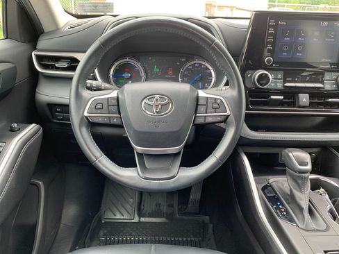 Used 2022 Toyota Highlander XLE AWD/4WD image 17