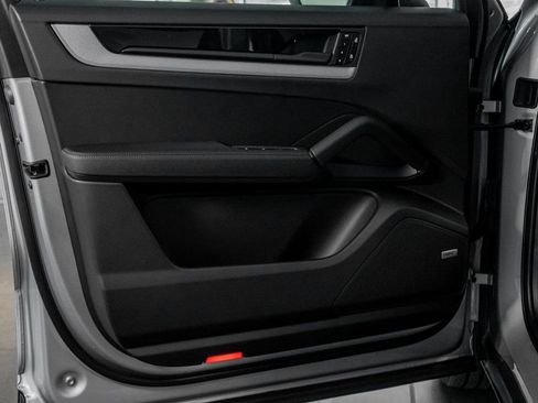 Certified 2025 Porsche Cayenne AWD/4WD image 26