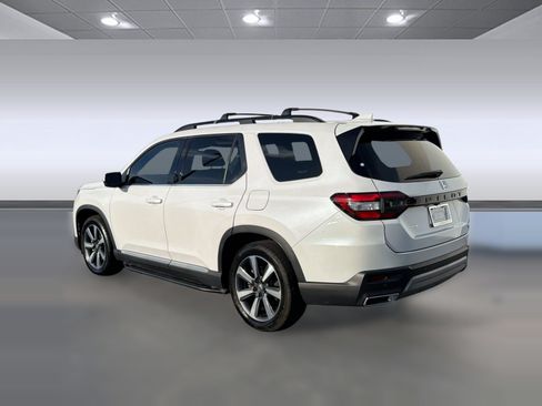 Used 2025 Honda Pilot Touring image 3