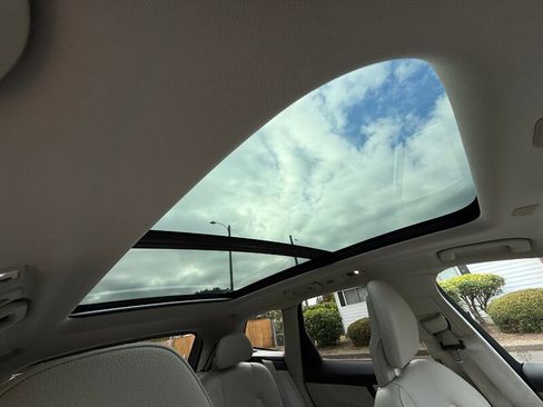 Used 2018 Volvo XC60 T5 Momentum w/ Convenience Package image 13