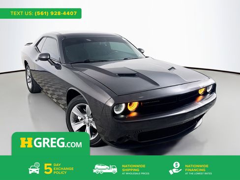Used 2022 Dodge Challenger SXT RWD image 1