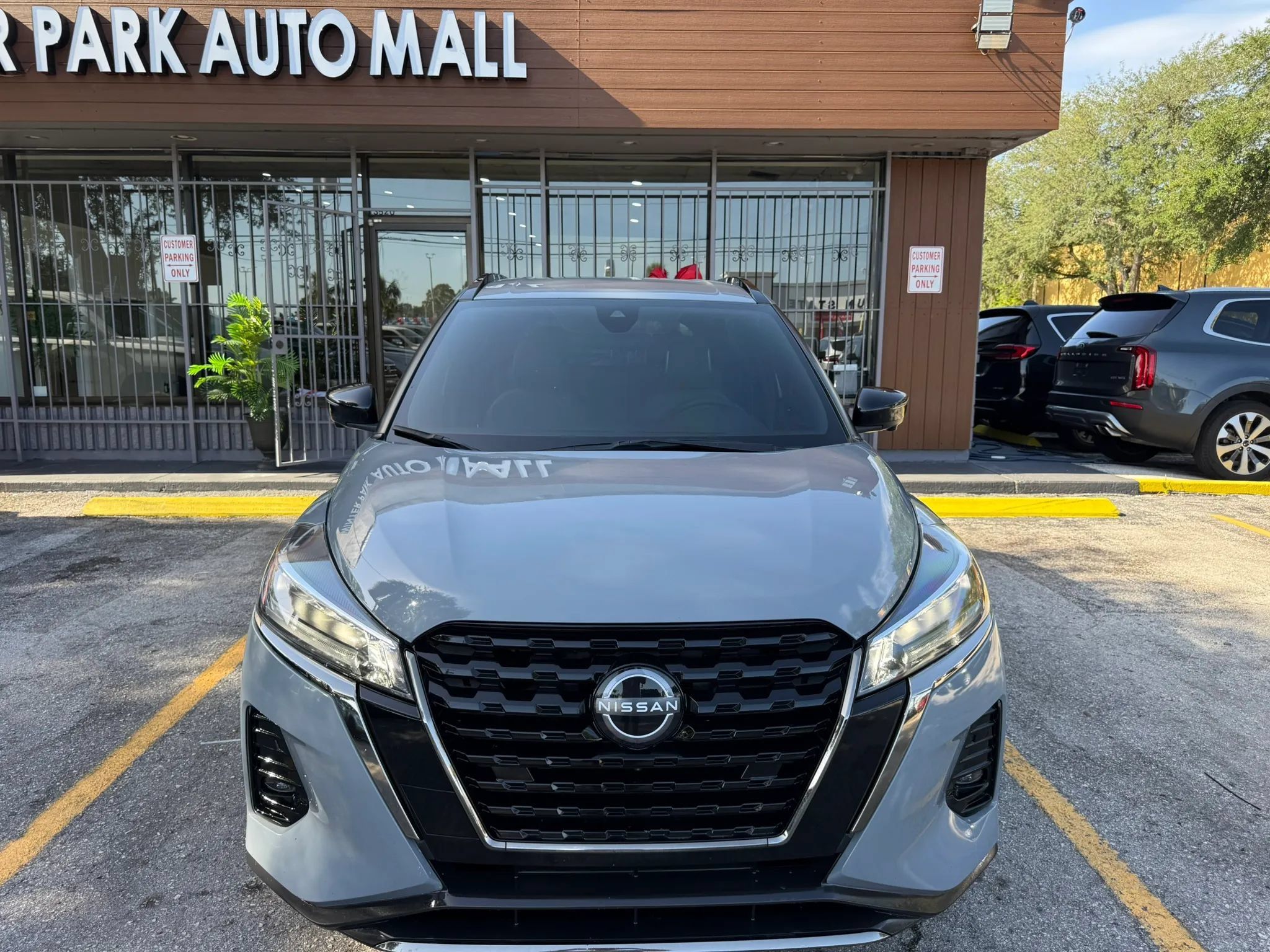 Used 2023 Nissan Kicks SR w/ SR Premium Package FWD image 2