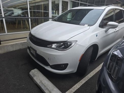 Used 2020 Chrysler Pacifica Limited w/ Quick Oder Package 2EV RED-S image 3