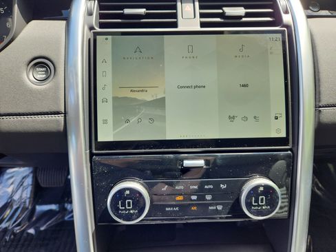 Certified 2025 Land Rover Discovery S image 17