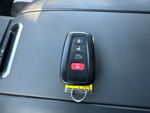 Used 2021 Toyota Highlander XLE AWD/4WD image 6