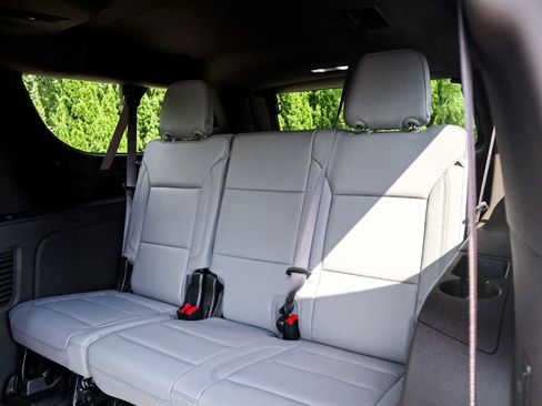 Used 2026 Chevrolet Suburban Z71 w/ Comfort Package image 32