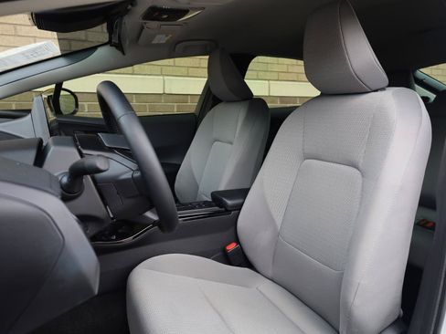 Used 2024 Toyota Prius LE FWD image 18