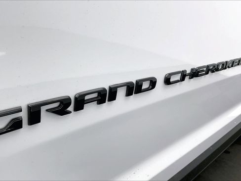 New 2025 Jeep Grand Cherokee 4WD image 17