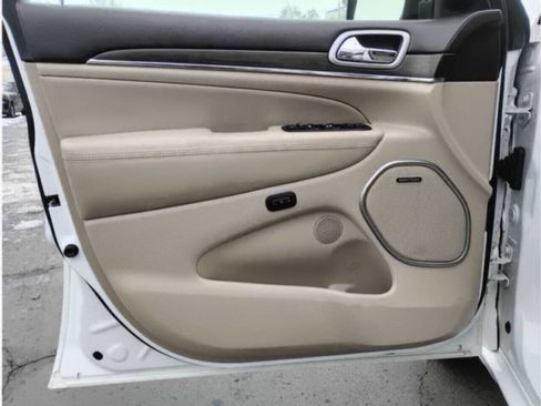 Used 2018 Jeep Grand Cherokee Overland AWD/4WD image 12