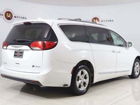 Used 2018 Chrysler Pacifica Touring-L FWD image 3